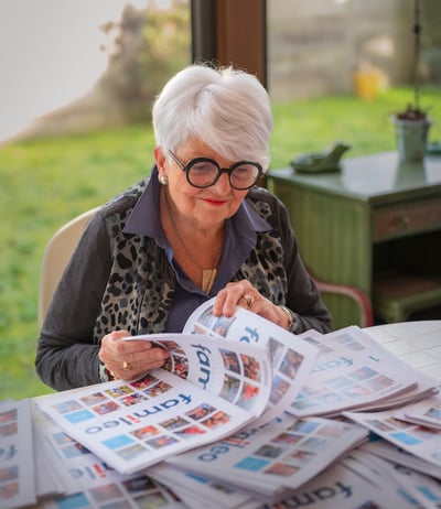 Grand-mère qui lit toutes ses gazettes