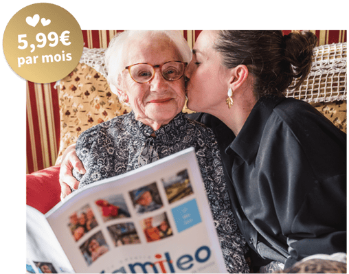 Grand-mère lisant sa gazette Famileo avec sa petite-fille