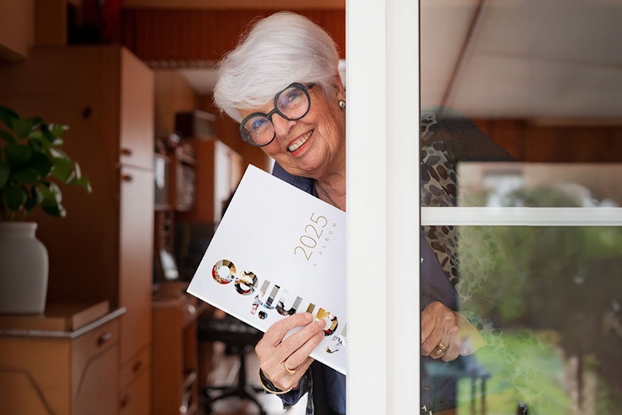 grand-mère avec album de l'année Famileo grand-mère avec album de l'année Famileo